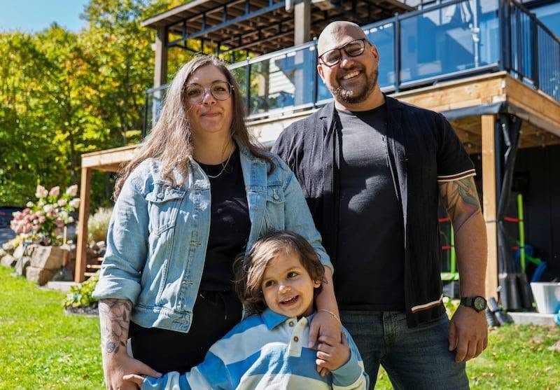 Caroline Fournier, Alexis Gros-Louis Houle et Léon devant leur maison, à Wendake.